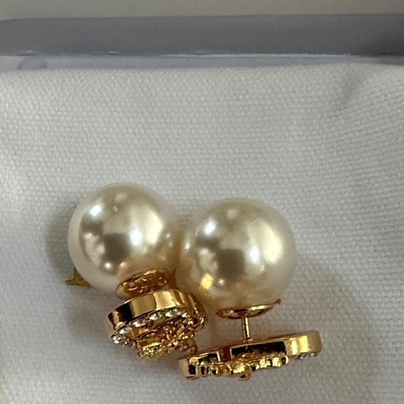 Elegant Pearl and Gold Earrings - Picture 4 of 4
